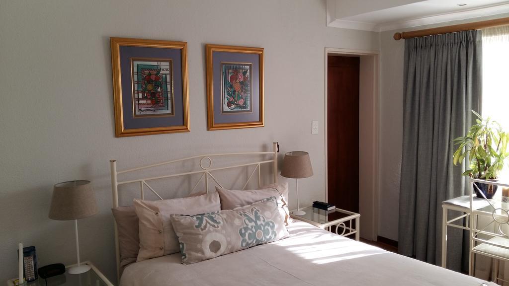 Old Oak Guest House เบลวิลล์ ภายนอก รูปภาพ