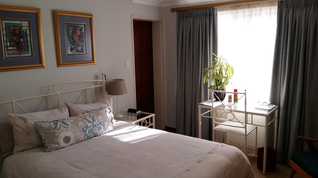 Old Oak Guest House เบลวิลล์ ภายนอก รูปภาพ