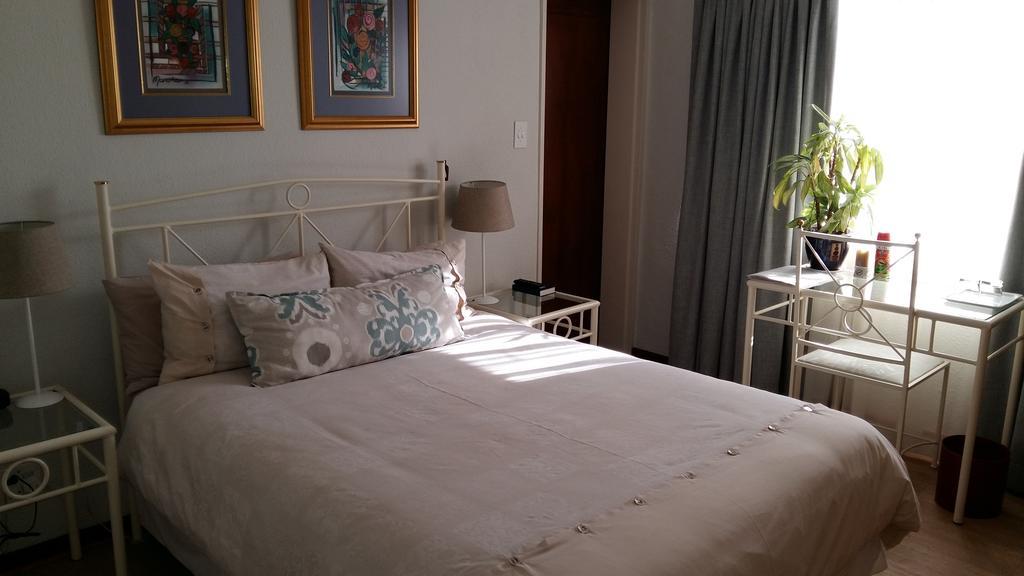 Old Oak Guest House เบลวิลล์ ภายนอก รูปภาพ