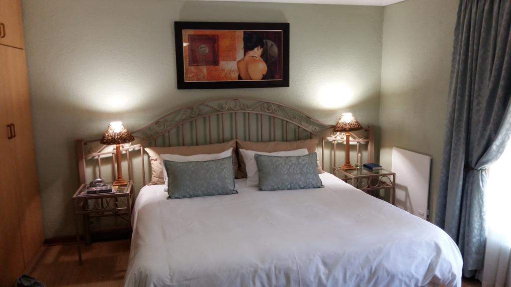 Old Oak Guest House เบลวิลล์ ภายนอก รูปภาพ