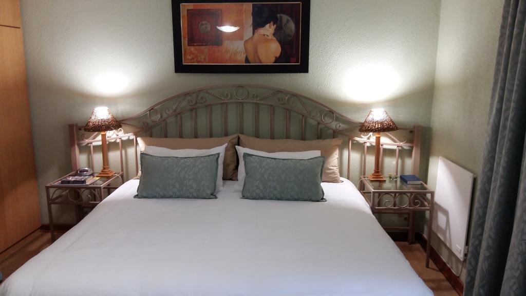 Old Oak Guest House เบลวิลล์ ภายนอก รูปภาพ